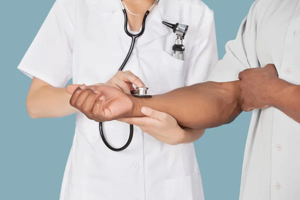 Sjuksköterskans Mellersta Del Kontrollerar Patientens Puls Genom Stetoskop — Stockfoto