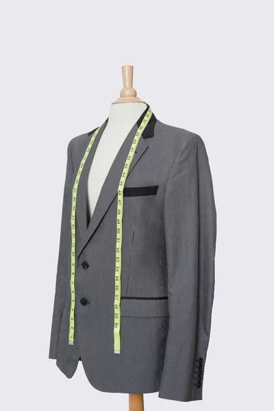 Anzug Auf Schneiderpuppe Mit Maßband Über Grauem Hintergrund — Stockfoto