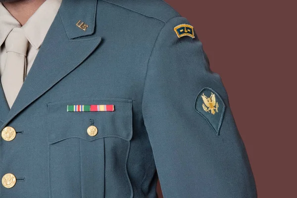 Tett Uniformen Til Militærets Offiser Med Skilt Brun Bakgrunn – stockfoto