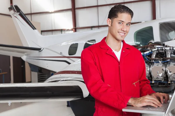 Portret Młodego Inżyniera Lotniczego Korzystającego Laptopa Przed Samolotem — Zdjęcie stockowe