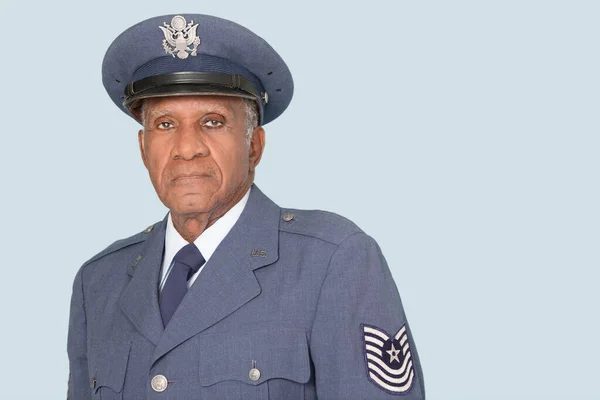 Portret Van Een Senior Mannelijke Air Force Officier Lichtblauwe Achtergrond — Stockfoto
