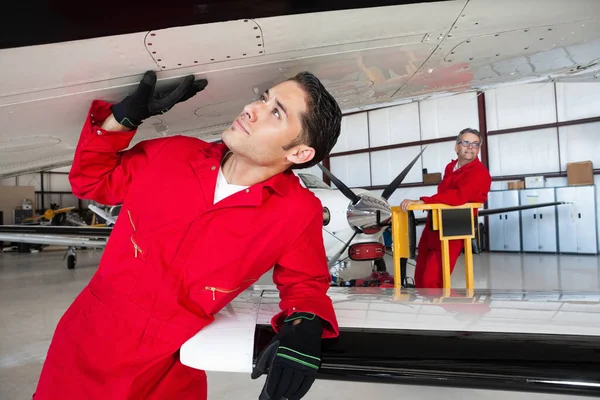 Flygingenjörer Som Arbetar Hangar För Flygplan — Stockfoto
