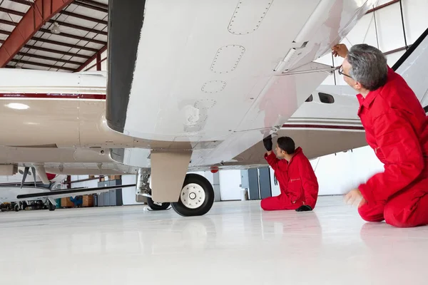 Mecánicos Aviación Inspeccionando Ala Avión —  Fotos de Stock