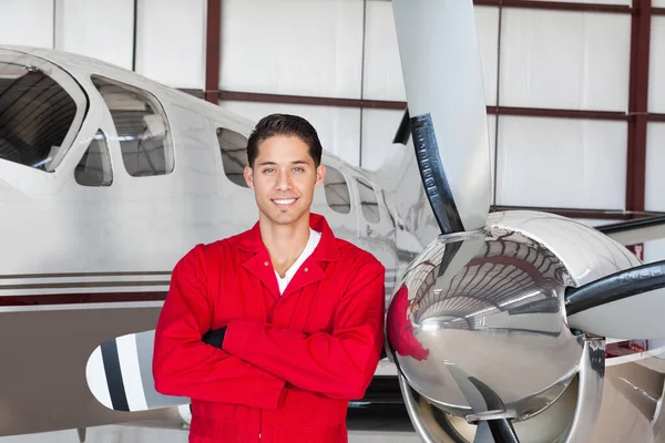 飛行機の前に立つ若い航空技術者の肖像 — ストック写真