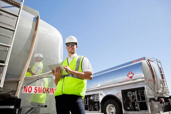 Young Male Worker Using Tablet Inspects Oil Tanker — Stock Photo, Image