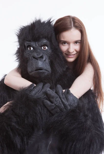 Retrato Una Joven Sonriente Abrazando Hombre Disfrazado Gorila Sobre Fondo — Foto de Stock