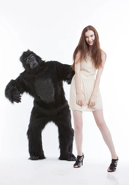 Ritratto Giovane Donna Sorridente Con Uomo Costume Gorilla Sfondo Bianco — Foto Stock