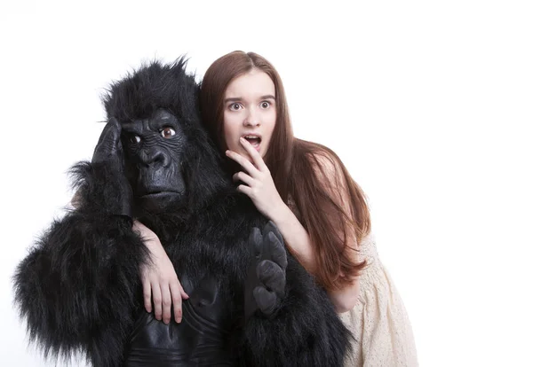 Geschokt Jonge Vrouw Met Geïrriteerde Man Gorilla Kostuum Tegen Witte — Stockfoto