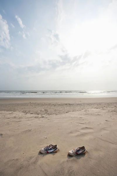 Пара Холстовых Туфель Лежащих Берегу Пляже Вагатор Гоа Индия — стоковое фото