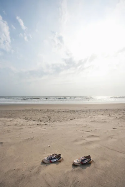 Coppia Scarpe Tela Sdraiato Sulla Spiaggia Vagator Goa India — Foto Stock