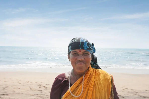 Портрет Зрелой Индийской Женщины Улыбающейся Пляже Вагатор — стоковое фото