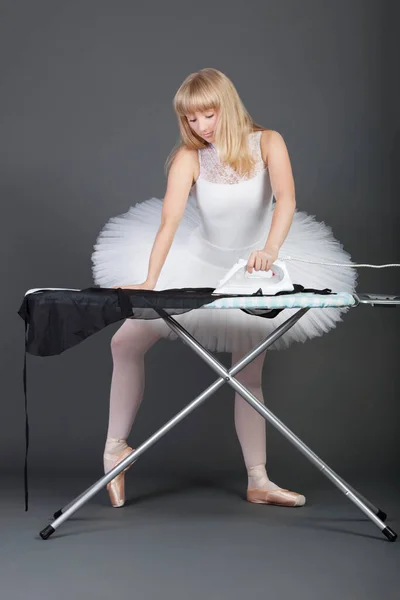 Joven Bailarina Ballet Planchando Sobre Fondo Gris — Foto de Stock