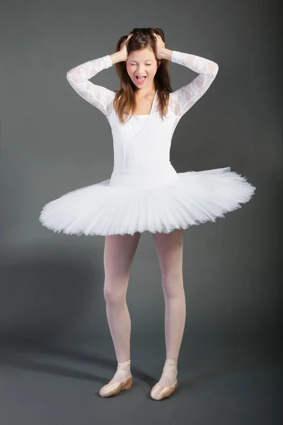 Joven Bailarina Ballet Gritando Sobre Fondo Gris — Foto de Stock