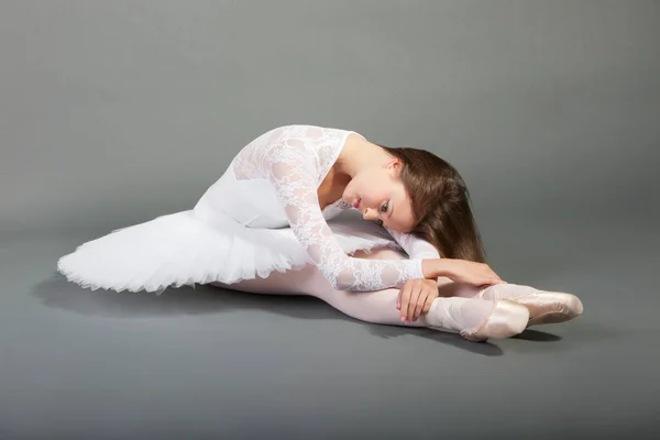 Joven Bailarina Ballet Con Tutú Blanco Sentado Sobre Fondo Gris — Foto de Stock