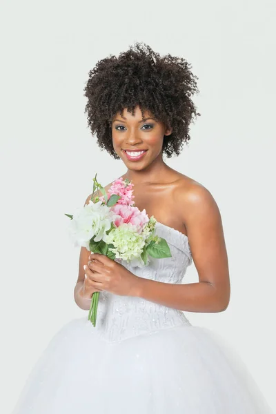 Portré Gyönyörű Afro Amerikai Menyasszony Gazdaság Csokor Szürke Háttér — Stock Fotó