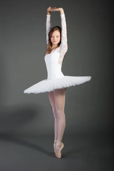 Jovem Dançarina Balé Posando Sobre Fundo Cinza — Fotografia de Stock
