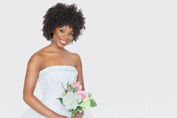 Portret Van Mooie Afro Amerikaanse Bruid Met Boeket Grijze Achtergrond — Stockfoto