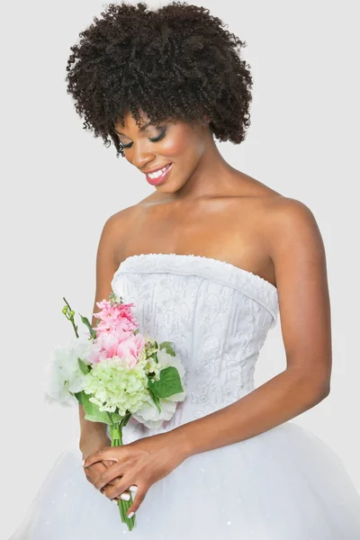 Mooie Afro Amerikaanse Bruid Met Boeket Grijze Achtergrond — Stockfoto