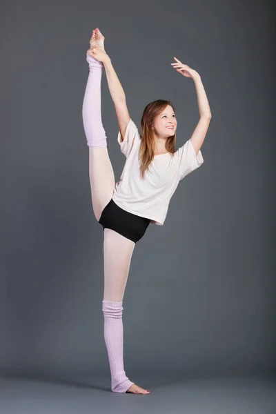 Jeune Femme Heureuse Dansant Ballet Sur Fond Gris — Photo