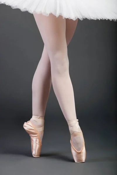 Baixa Seção Jovem Dançarina Balé Feminino Com Pernas Cruzadas — Fotografia de Stock