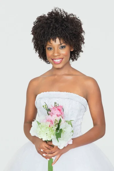 Portrait Une Jolie Mariée Afro Américaine Tenant Bouquet Sur Fond — Photo