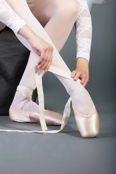 Sección Baja Bailarina Ballet Femenina Atando Zapatos Punta — Foto de Stock