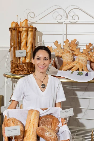 Retrato Mujer Panadería Con Panes Frescos — Foto de Stock