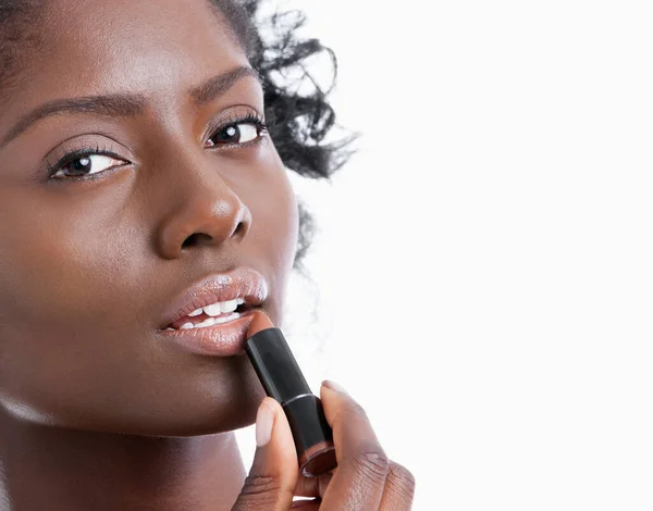Potret Close Wanita Muda Yang Mengoleskan Lipstik Atas Latar Belakang — Stok Foto