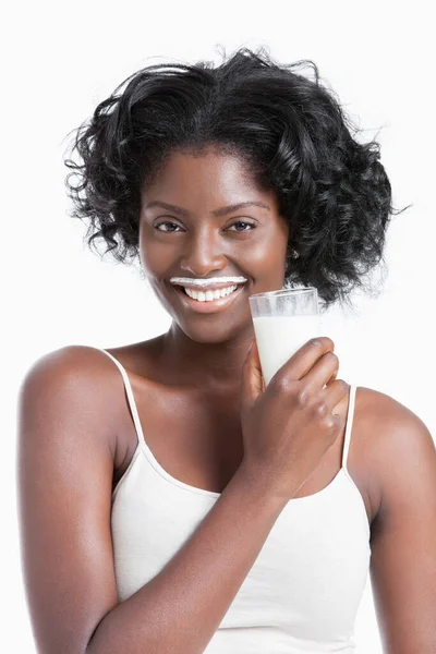 Portret Młodej Kobiety Mlecznymi Wąsami Trzymającej Szklankę Mleka — Zdjęcie stockowe