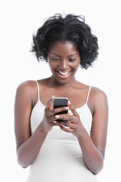 Glückliche Junge Afroamerikanerin Sms Auf Weißem Hintergrund — Stockfoto