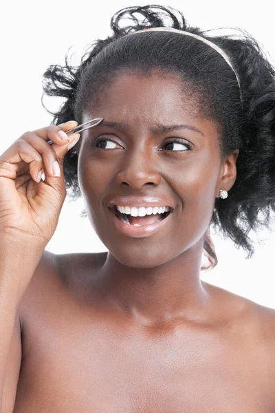Afro Americano Jovem Mulher Tweezing Ela Sobrancelhas Sobre Branco Fundo — Fotografia de Stock