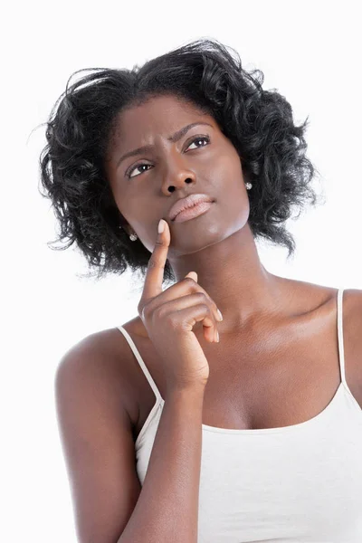 アフリカ系アメリカ人の若い女性は白い背景を考えながら離れて見る — ストック写真