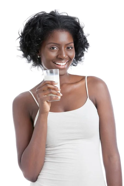 幸せな若い女性の肖像画は白い背景の上にミルクのガラスを保持 — ストック写真