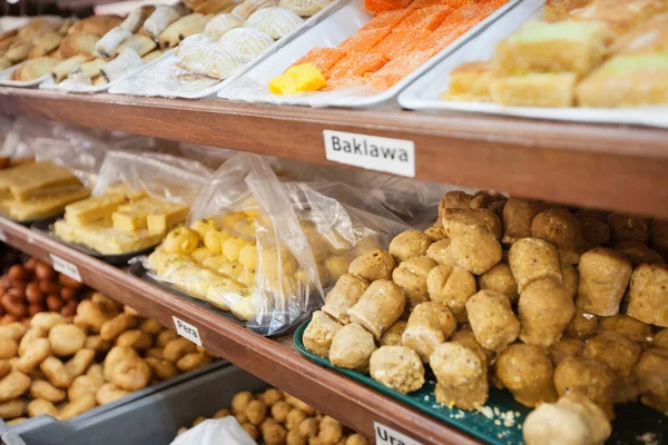 Varietà Cibo Dolce Indiano Esposto Negozio — Foto Stock