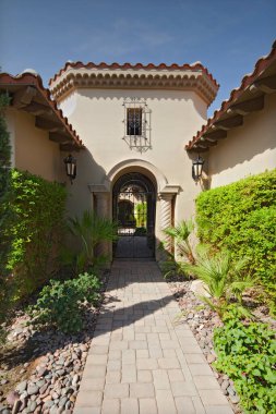 Bahçe yolu ön kapıya çıkıyor.