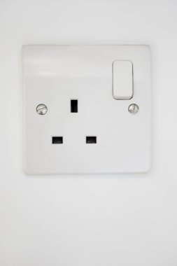 Beyaz duvara bağlı elektrik prizi