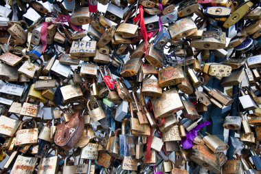 Arka planda Aşk Asma Kilitlerini Kapat