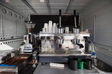 Mobil dükkandaki kahve makinesi.