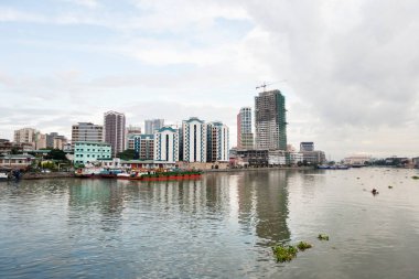 Şehir silueti ile Pasig Nehri; Manila; Filipinler