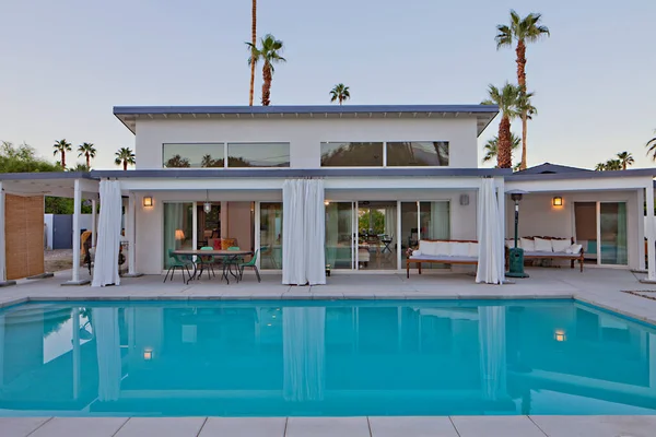 Blick Über Einen Pool Auf Die Terrasse Des Luxus Eigenheims — Stockfoto