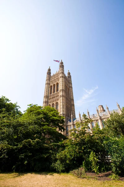 Aşağıdan Parlamento Binaları — Stok fotoğraf