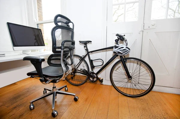 Bilgisayar Masa Bisiklet Bir Ofiste — Stok fotoğraf
