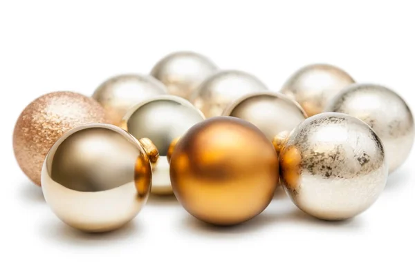 Groep Van Glanzende Kerstballen Tegen Witte Achtergrond — Stockfoto