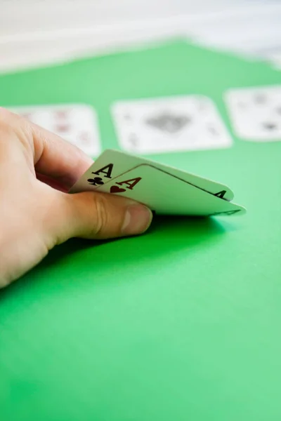 Recortado Tiro Mano Sosteniendo Ases Corazones Palos Superficie Verde — Foto de Stock