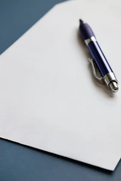 Ołówek Pustym Papierze Ciemnoniebieskiej Powierzchni — Zdjęcie stockowe