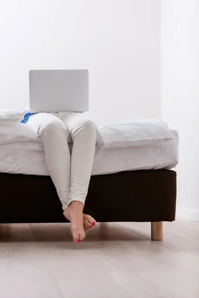 Nahaufnahme Einer Frau Mit Laptop Auf Ihrem Bett — Stockfoto
