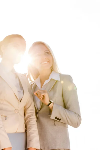 Gelukkige Jonge Zakenvrouwen Kijken Weg Tegen Hemel — Stockfoto