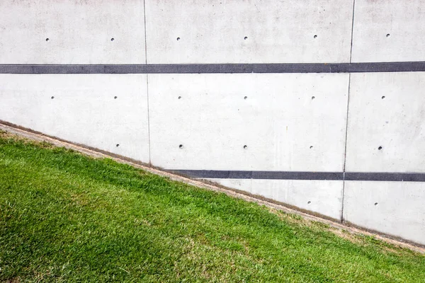 Green Grass Slope Next Brick Wall — Stock Photo, Image