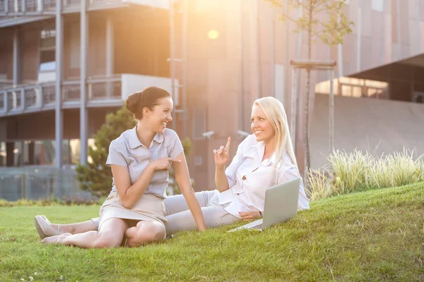 年轻的女商人在办公室草坪上度过闲暇时光 — 图库照片