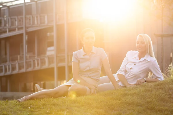 Young Businesswomen Relaxing Office Lawn — Stock Photo, Image